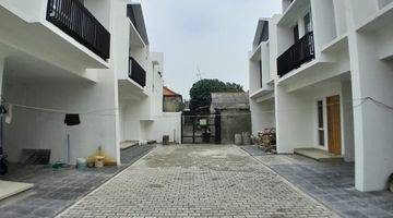 Gambar 3 Rumah Baru 2 Lantai di Jatiwaringin free ketchen set