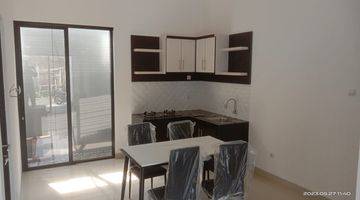 ruang makan rumah baru modern siap huni