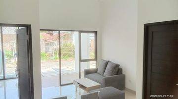 ruang tamu rumah baru modern siap huni