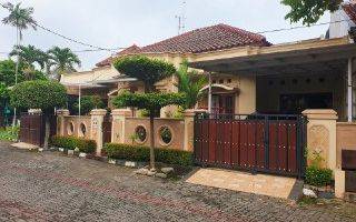 tampak depan rumah bagus furnished shm di