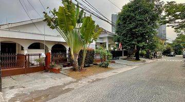 tampak depan rumah lama terawat lokasi keren