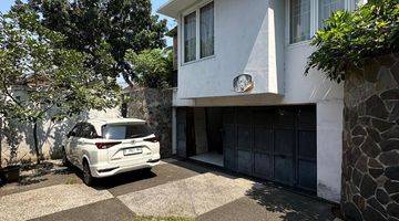 tampak depan rumah bagus 2 lantai di