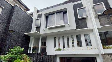 Gambar 1 Rumah 3 lantai 1 basement style tropis modern di Brawijaya Kebayoran Baru 