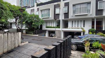 Gambar 3 Rumah 3 lantai 1 basement style tropis modern di Brawijaya Kebayoran Baru 