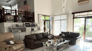 Gambar 1 Rumah Klasik 2 Lantai SHM Semi Furnished di Babakan Jeruk Sukajadi Bandung