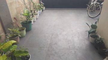 garasi/carport rumah sudah renovasi dalam komplek
