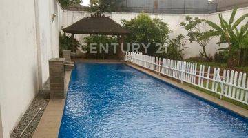 Gambar 1 Rumah Dengan Swimming Pool Lokasi Strategis Di  Cipete Selatan