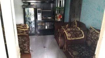 ruang tamu rumah sekaligus toko untuk usaha