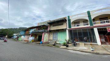 tampak depan gudang di area komersial kota