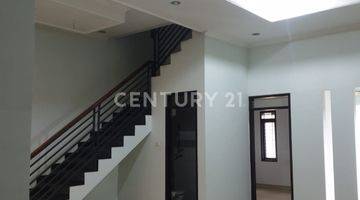 Gambar 1 Rumah Modern 2 Lantai Singgasana Pradana