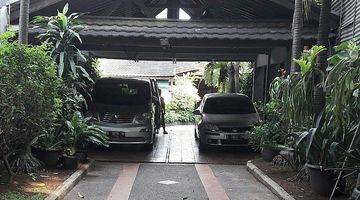 Gambar 1 Rumah Klasik Depan Taman Besar Di Menteng Jakpus