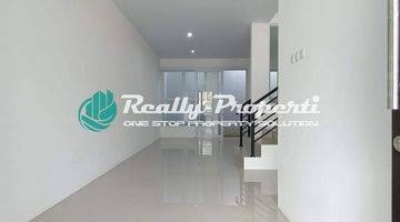 ruang tamu rumah baru 2 lantai dalam