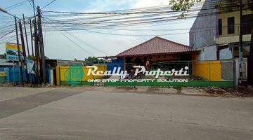 tampak depan rumah ruang usaha di jalan
