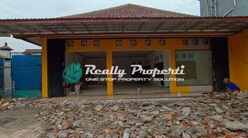 tampak depan rumah ruang usaha di jalan