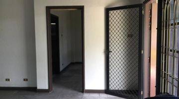 Gambar 1 Rumah dijual lokasi pusat kota (jalan protokol utama)