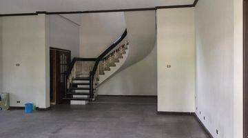 Gambar 5 Rumah dijual lokasi pusat kota (jalan protokol utama)