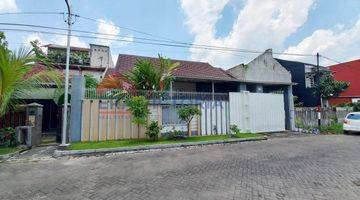 Gambar 1 Rumah Besar Di Lingkungan Tenang Dekat Masjid