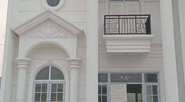 tampak depan rumah 2 lantai strategis bebas
