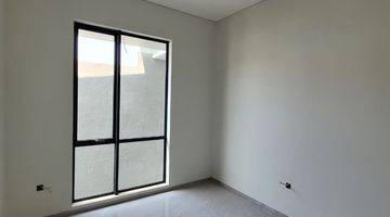 Gambar 3 Rumah 2 Lantai Bagus Unfurnished SHM di Setraduta, Bandung