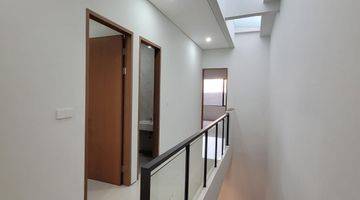 Gambar 5 Rumah 2 Lantai Bagus Unfurnished HGB di Setraduta , Bandung