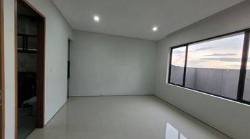 Gambar 4 Rumah 2 Lantai Bagus Unfurnished HGB di Setraduta , Bandung