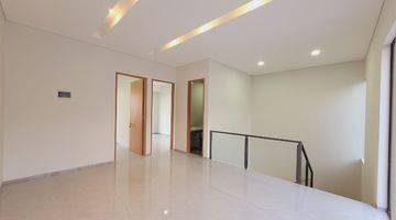 Gambar 3 Rumah 3 Lantai Bagus Unfurnished SHM di Setraduta, Bandung