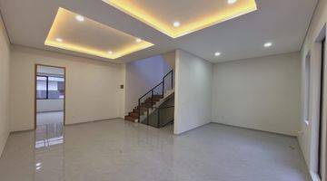 Gambar 5 Rumah 3 Lantai Bagus Unfurnished SHM di Setraduta, Bandung