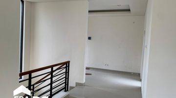 Gambar 2 Rumah Hook Disewakan 2 Lantai Furnished Baru Gress Bagus