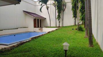 Gambar 1 Classic House With Large Pool