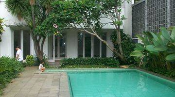 Gambar 1 Classic House With Lots Of Terraces