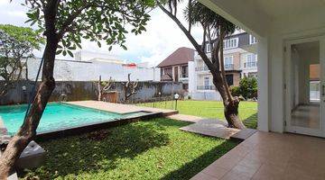 Gambar 1 Classic Modern With Huge Back Yard Garden At Compound