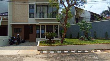 tampak depan rumah hijau untuk hari tua