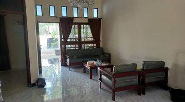 ruang tamu rumah 2 lantai di perumahan