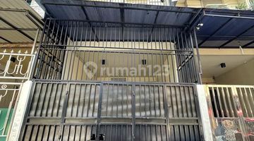 tampak depan dijual rumah bangunan 3 lantai
