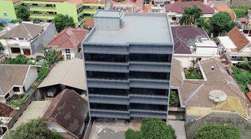 tampak depan gedung kantor di sultan agung