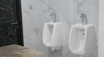 kamar mandi gedung kantor di sultan agung