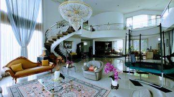 ruang keluarga rumah semi furnished di jl.
