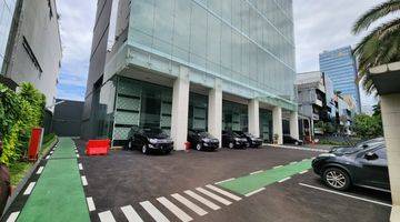 tampak depan gedung sangat strategis di menteng,
