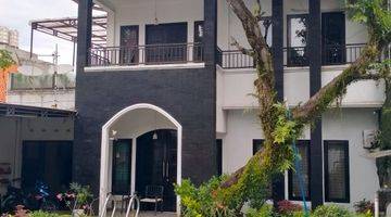 tampak depan rumah mewah pinggir jalan dibawah