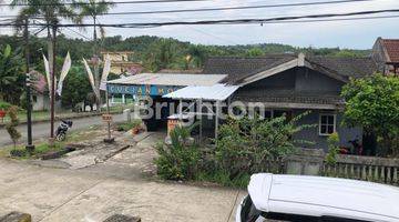 Gambar 1 RUMAH HOOK DI PINGGIR JALAN SOEKARNO HATTA KM7