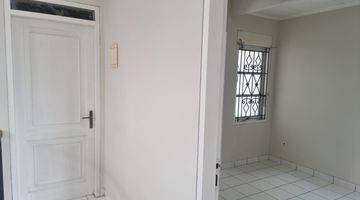 Gambar 2 Rumah 2 Lantai Bagus Semi Furnished SHM di Kota Wisata, Jakarta Timur