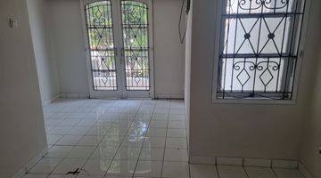 Gambar 3 Rumah 2 Lantai Bagus Semi Furnished SHM di Kota Wisata, Jakarta Timur