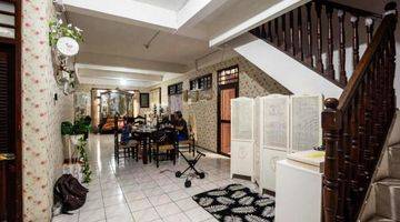 ruang makan rumah besar 2 lantai pinggir