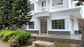 Gambar 1 Dijual Rumah Megah Hook di Greenlakecity West Europe 