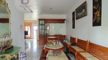 ruang keluarga rumah di kompleks bali view