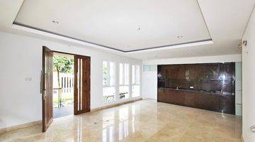 ruang makan rumah dalam cluster 2 lantai,