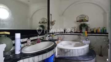 kamar mandi rumah 2 lantai dengan design
