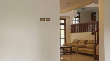 ruang tamu dijual rumah 2 lantai di