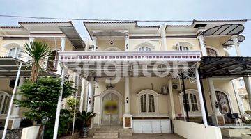 Gambar 1 RUMAH TOWNHOUSE CANTIK FULL FURNISHED DI KOMPLEK PERUMAHAN