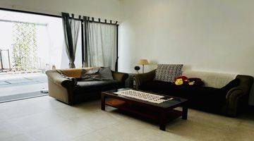 Gambar 1 Rumah Cantik Unfurnished Lokasi Strategis di Mampang Prapatan